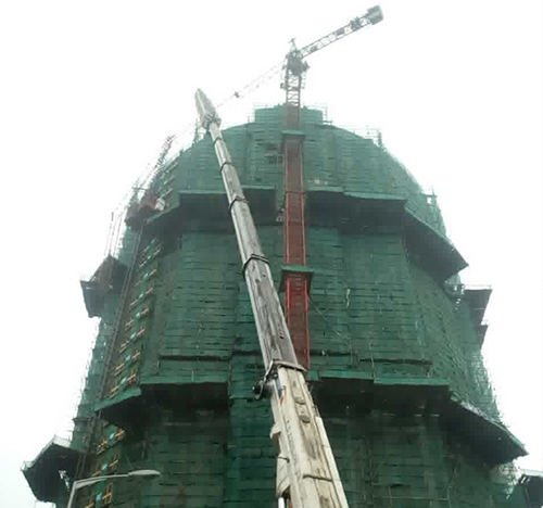 城东吊车在工地上作业