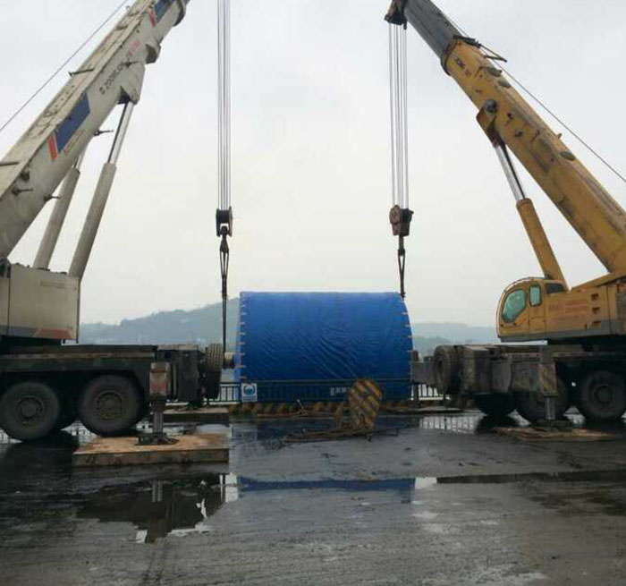 城东吊车正在作业中